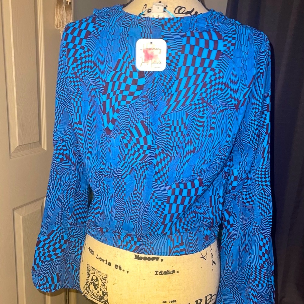 HYFVE- Cropped, Western, Chic Blouse in a Cool Blue abstract print - S, M, L - Picture 7 of 8